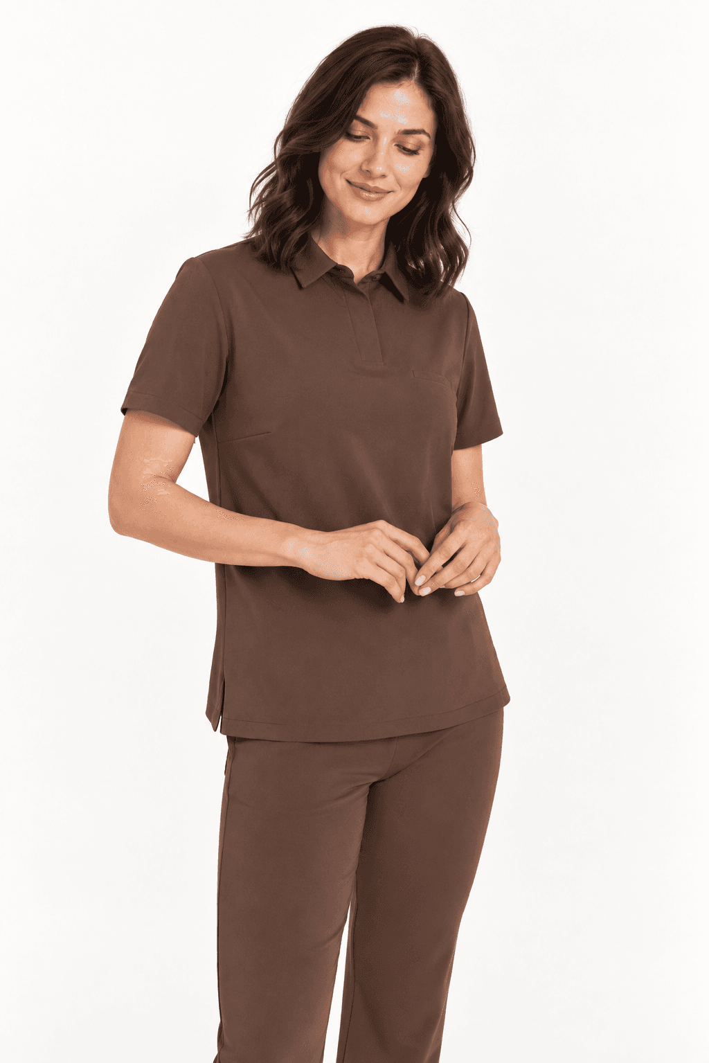 Damska bluza medyczna z kołnierzykiem polo Tara — kolor espresso, przód