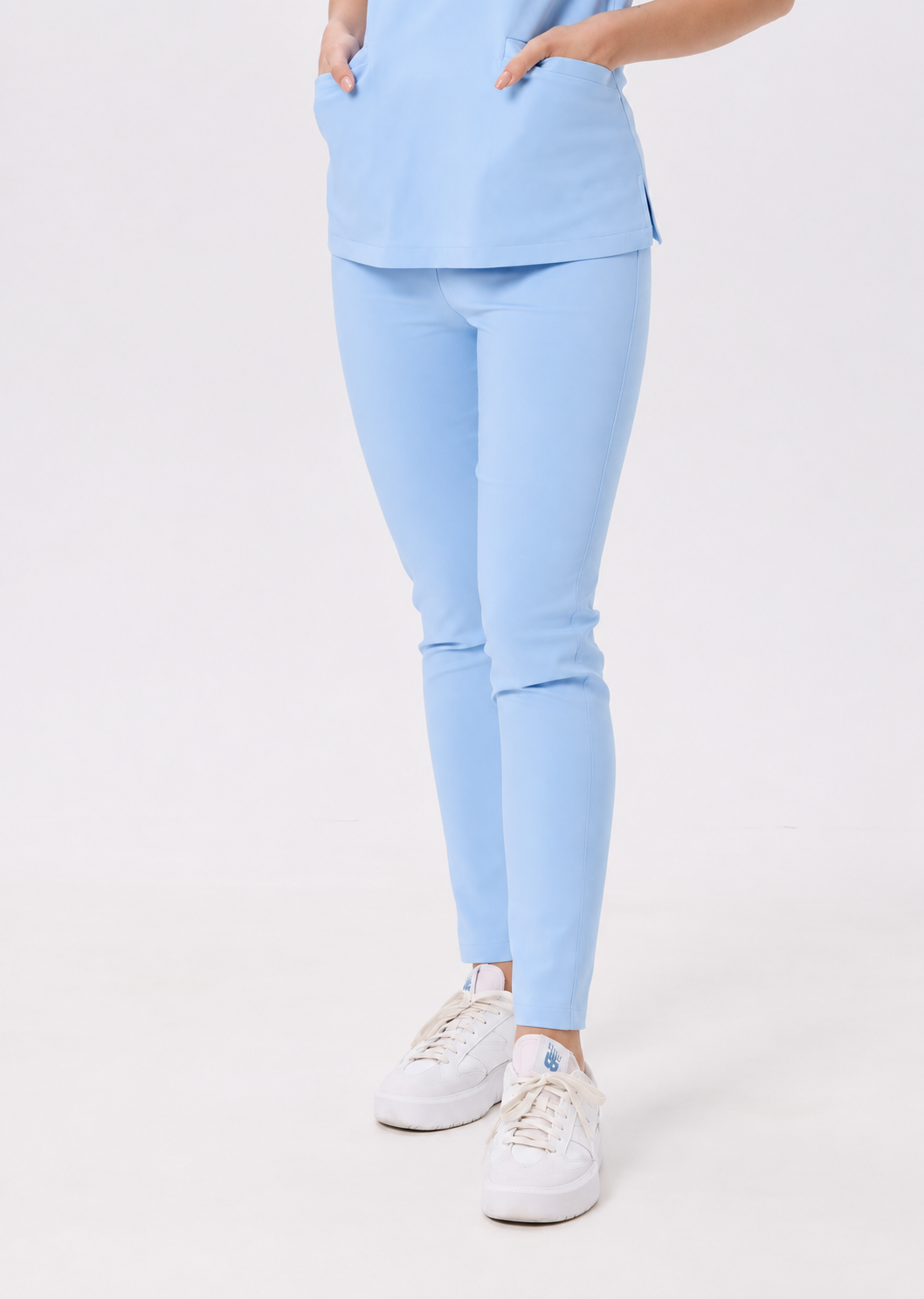Spodnie medyczne damskie skinny Ella, kolor pastelowy błękit, przód